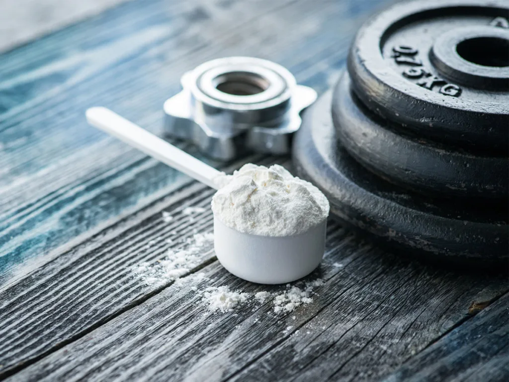 La créatine est souvent associée à la performance sportive, mais ses bénéfices s'étendent bien au-delà des muscles.